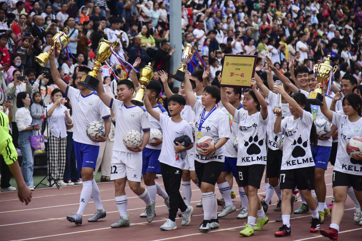 冠军争夺激烈，球队团结合作，一统篮坛前程无忧！的简单介绍