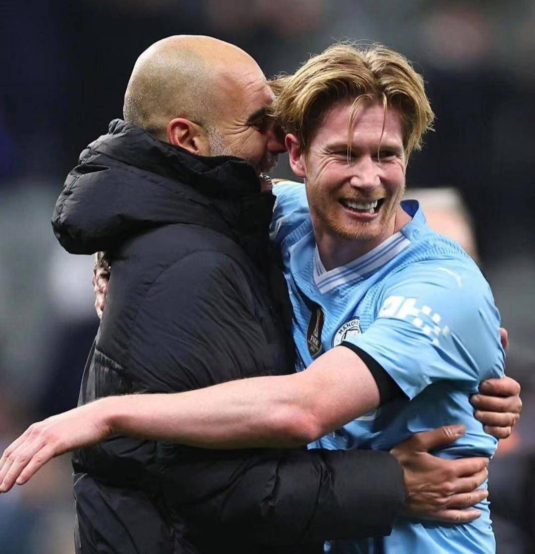 哈兰德场边指挥情绪激动，德布劳内队员怒摔水瓶